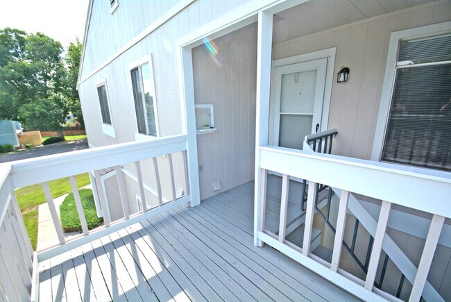 Building Photo - Town Home