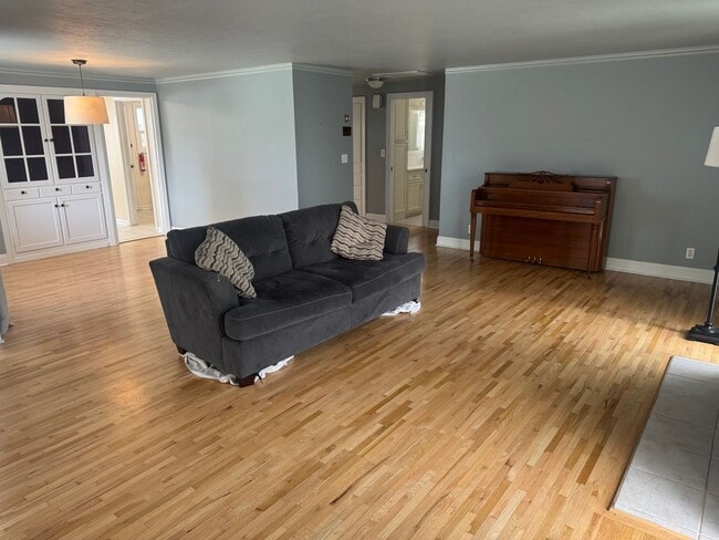 Building Photo - Spacious Home with Great Location