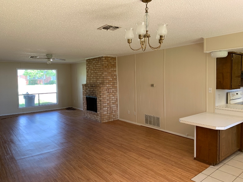 Building Photo - 609 Cottonwood Dr