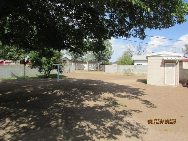 Building Photo - $900 3 Bedroom/1 Bath Spacious Home, Locat...