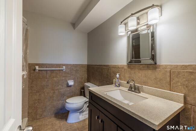 Building Photo - 185 Melba St