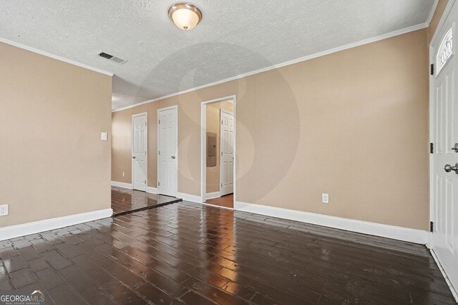 Building Photo - 1716 Lisbon Dr SW