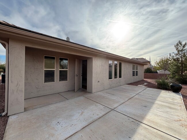 Building Photo - SPACIOUS HOME FOR RENT IN LITTLE VALLEY!