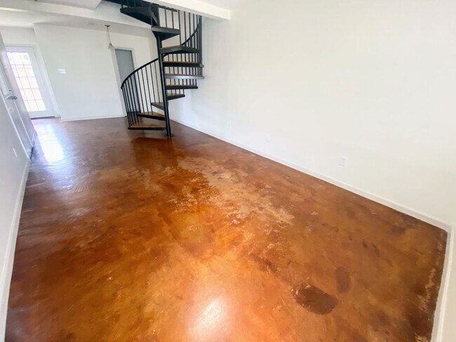 Building Photo - 2-Bed, 2.5-Bath Townhouse Near McNeese State University