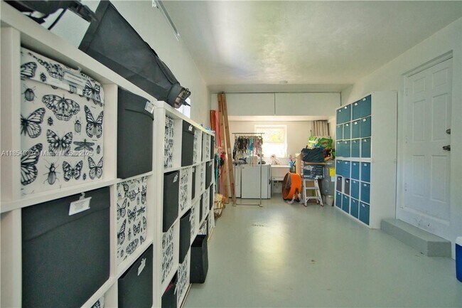 Building Photo - 1419 N 16th Ct