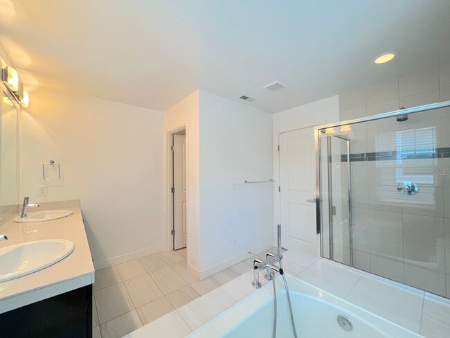 Building Photo - Spacious 4-Bedroom/3.5-Bathroom Townhome i...