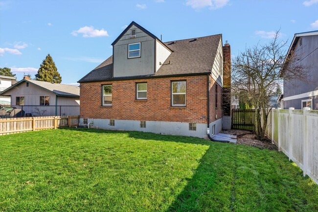 Building Photo - Well-Maintained Tacoma Brick home in Convenient Location