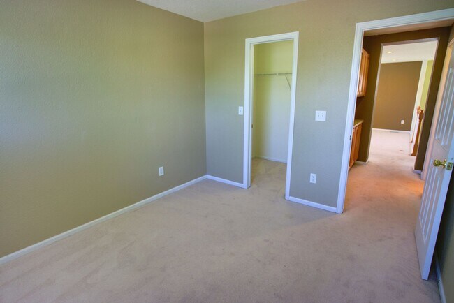 Building Photo - Spacious 4-Bedroom Home in Prime Littleton...