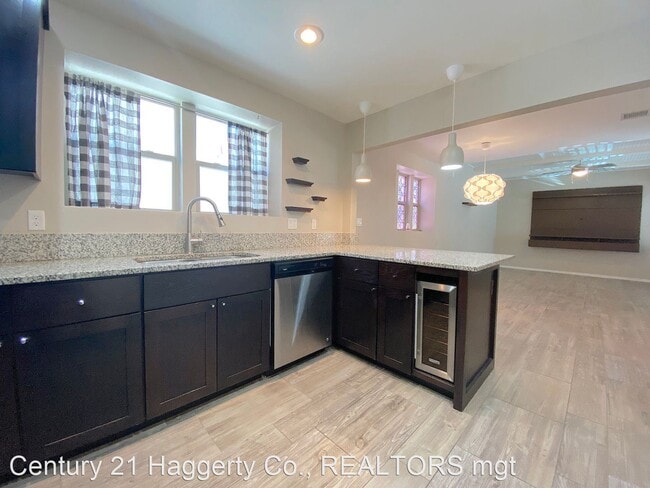 Building Photo - 4 br, 3.5 bath House - 4004 Camelot Height...