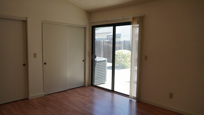 Building Photo - Charming 2 bedroom 2 bathroom home in the pocket area of Sacramento!