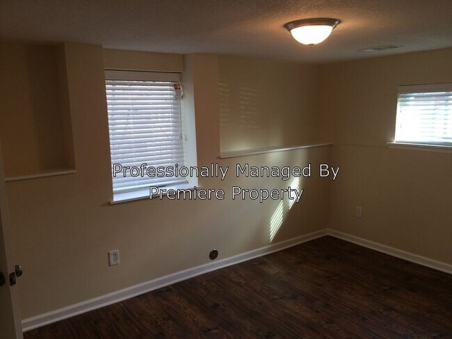 Building Photo - 1695 - 4 Bed 2 Bath Near KU MED