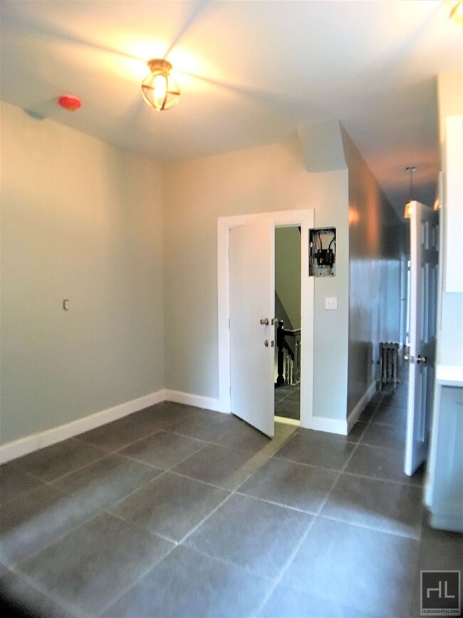 Building Photo - NEWLY RENOVATED 3.5  BEDROOMS/1.5 BATHS  P...