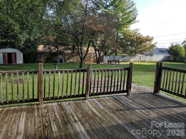 Building Photo - 1506 Wayside Dr