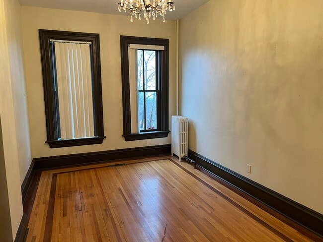 Building Photo - 721 W 7th St