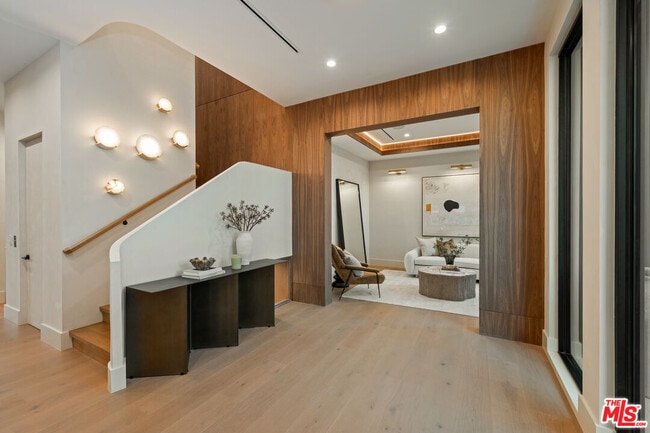 Building Photo - 565 Toyopa Dr