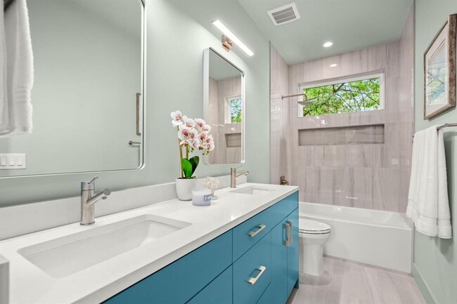 Building Photo - Stunning South Austin Oasis