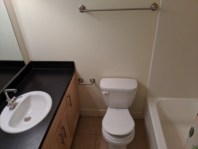 Building Photo - Desirable 2 bed, 2.5 bath Lincoln Park tow...
