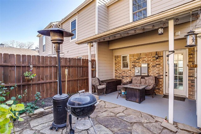 Building Photo - Lovely 2-1.5 Townhome in Euless! HOA cover...