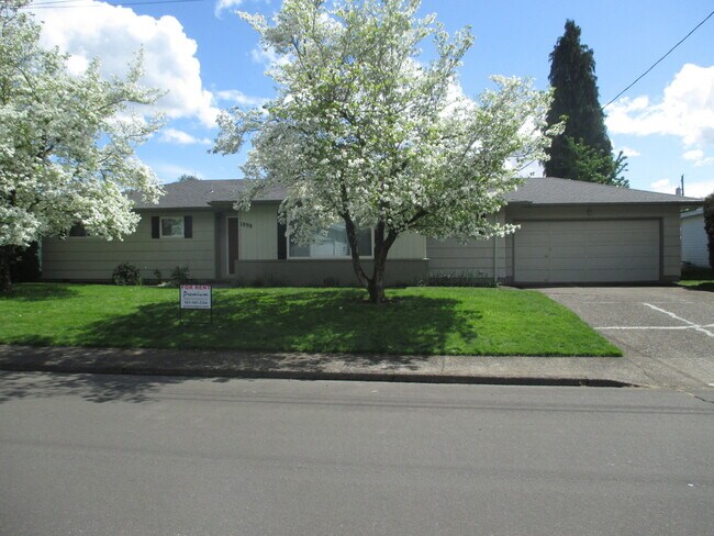 Primary Photo - Large Three Bedroom Home in Keizer