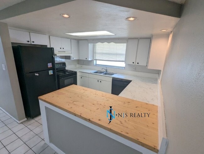 Building Photo - True 3 bed/2 bath/1400+ Sq. Ft. home with Large open floorplan, and a HUGE enclosed porch!!
