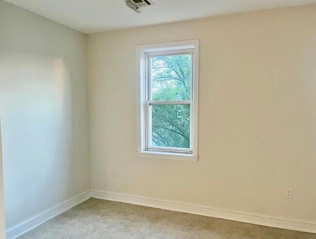 Building Photo - 10-12-12 Morton Pl