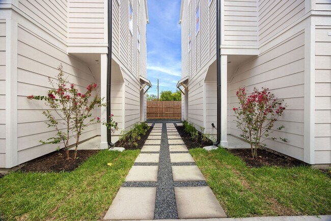 Building Photo - 1713 Mary St