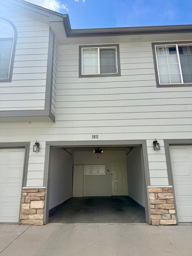 Building Photo - Spacious, Updated 2BR / 2 BA Condo in Gated Community!
