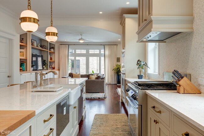 Building Photo - 2663 N Marshfield Ave