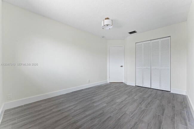 Building Photo - 2025 SW 82nd Ave