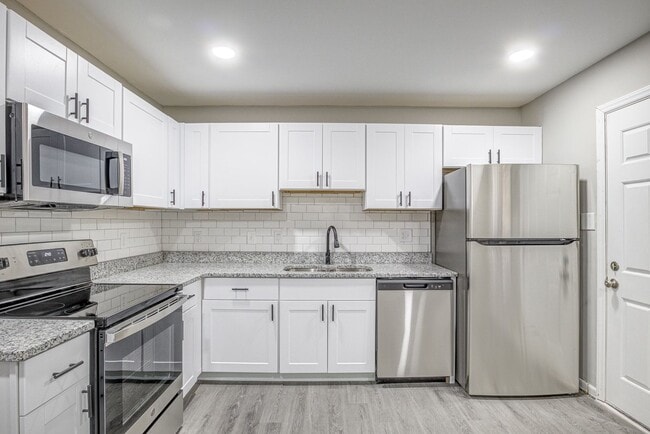 Building Photo - 2 Bed 1 Bath walking distance to downtown Chapel Hill and UNC