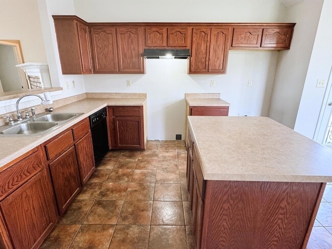 Building Photo - 6098 Ravenwood Lake Dr E