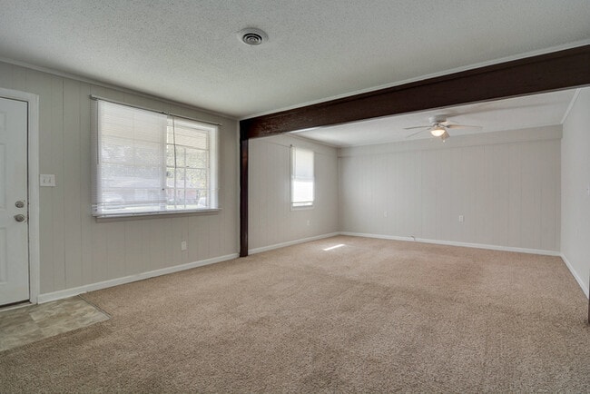 Building Photo - 2419 Southdale Dr