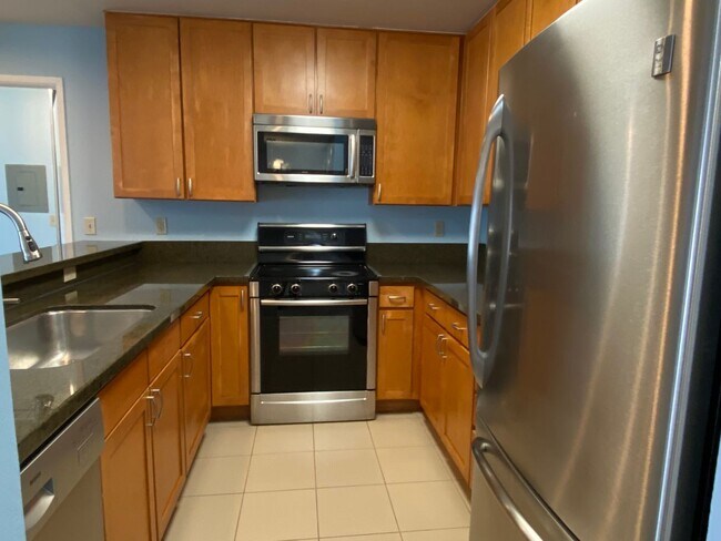 Building Photo - EPIC REA: Condo w/Parking & Community Pool close to BART & schools