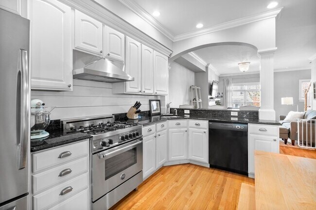 Building Photo - 10 S Sydney St