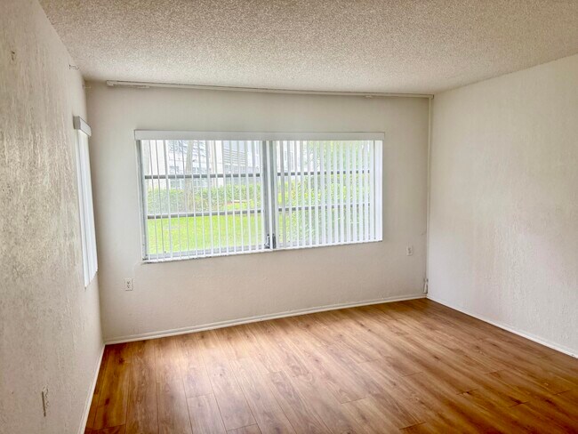 Building Photo - 4602 Martinique Way