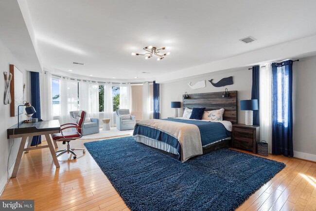 Building Photo - 5837 River Dr