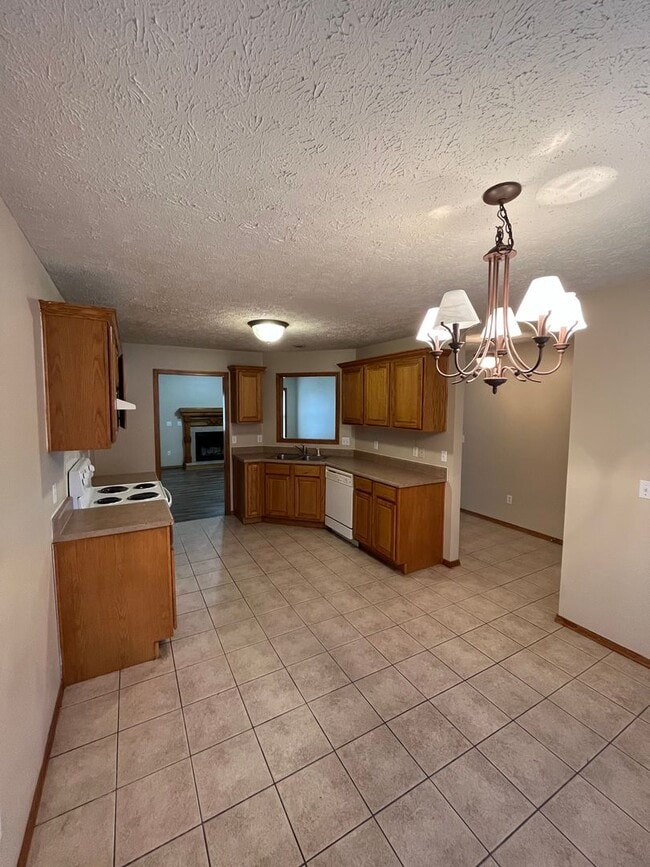 Building Photo - 3 bedroom 2 bath home in Ozark!  AVAILABLE NOW!