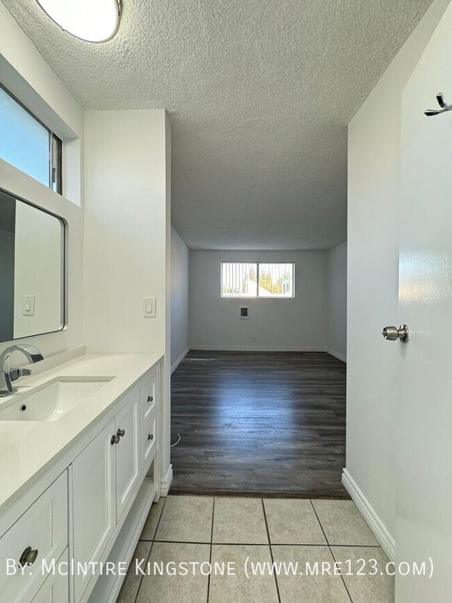 Building Photo - Move-in Specials Await in this Spacious 2B...