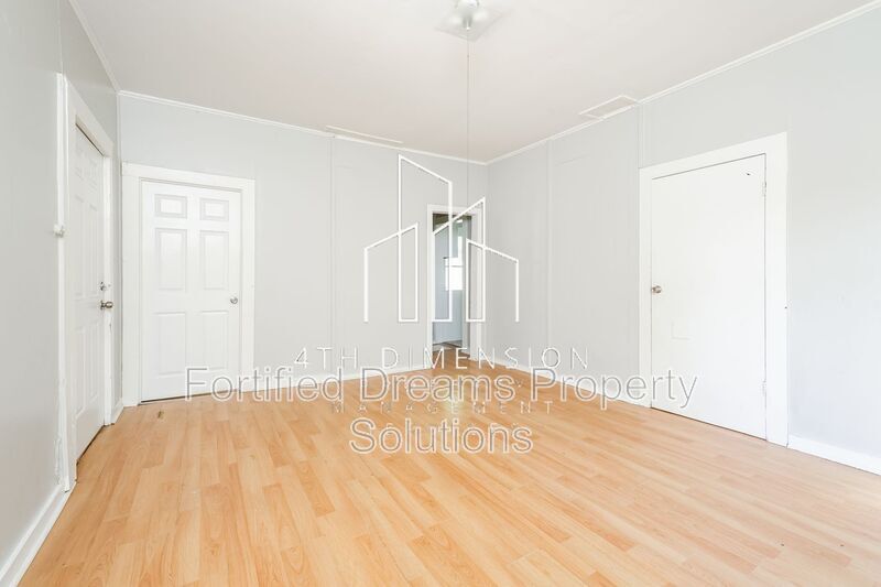 Building Photo - 2009 Row St