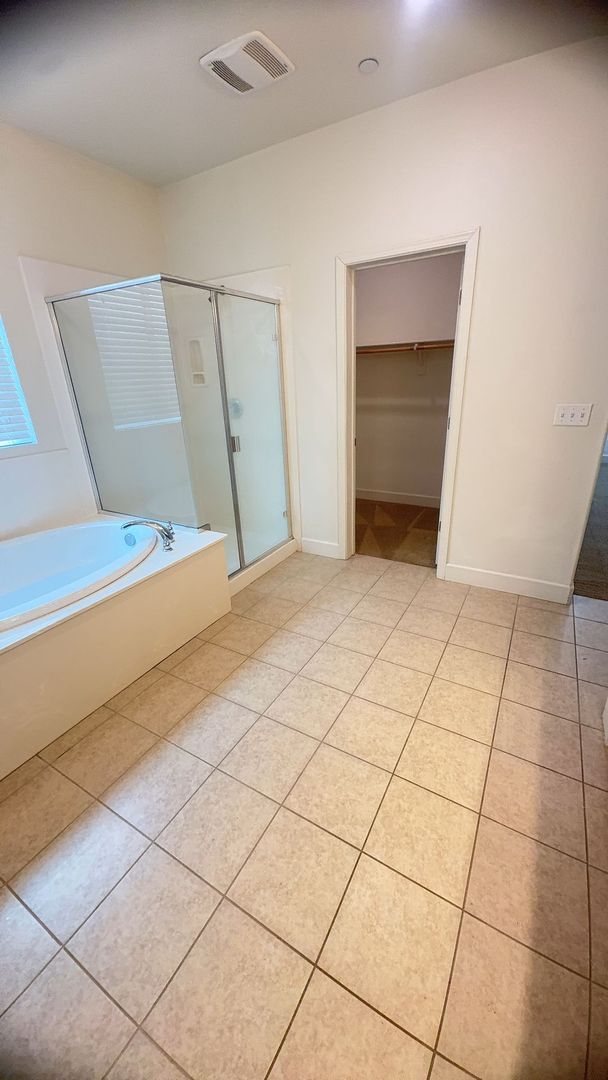 Building Photo - Beautiful spacious 3 bedroom 2/5 bathroom home.