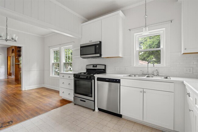 Building Photo - 2111 Kenwood Ave