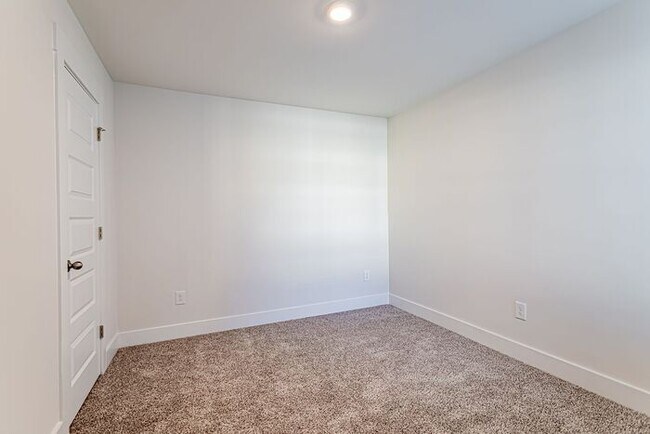 Building Photo - 3 Bedroom 2.5 Townhome Off of Butler Rd!