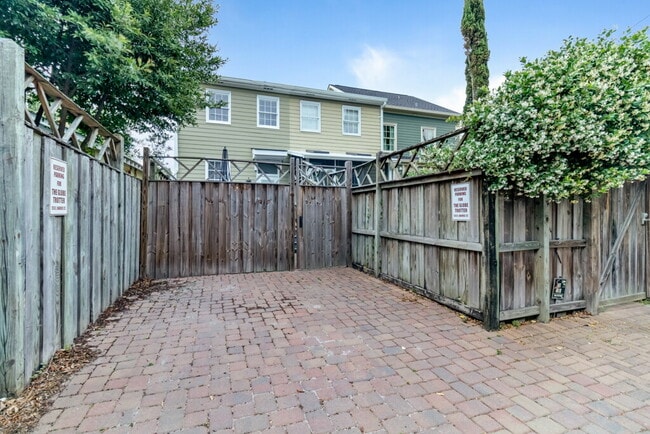 Building Photo - 513 E Harris St