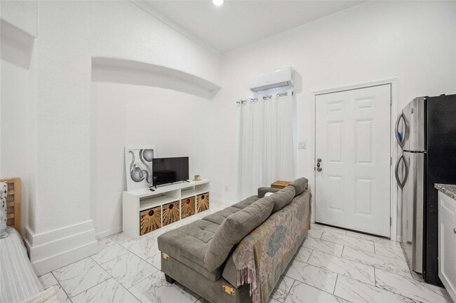 Building Photo - 5027 Creekmont Dr