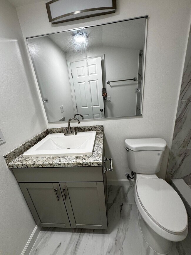 Building Photo - 626 37th St