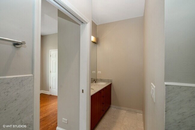 Building Photo - 1458 N Artesian Ave