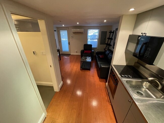 Building Photo - Fully Furnished English Basement near Capi...