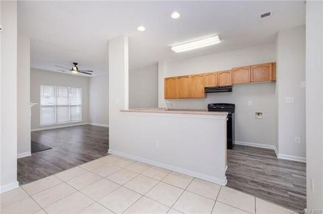 Building Photo - Move In Special!- $250 Off First Full Mont...