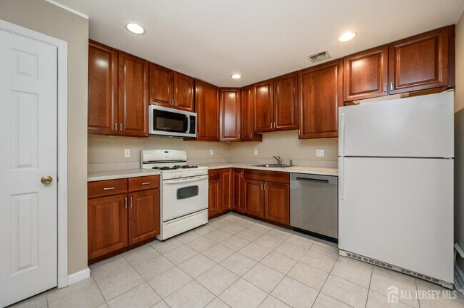 Building Photo - 303 Pinelli Dr