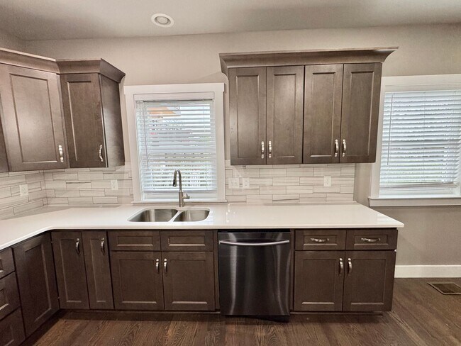 Building Photo - 3 Bed, 3.5 Bath Home w/ 2 Car Garage and Lake Views